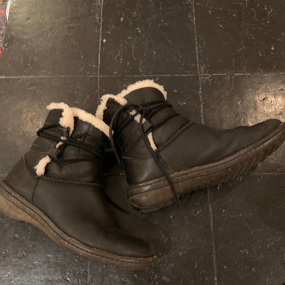 UGG Caspia 1932 Black Leather Lace Up Ankle Boots - Picture 4 of 11